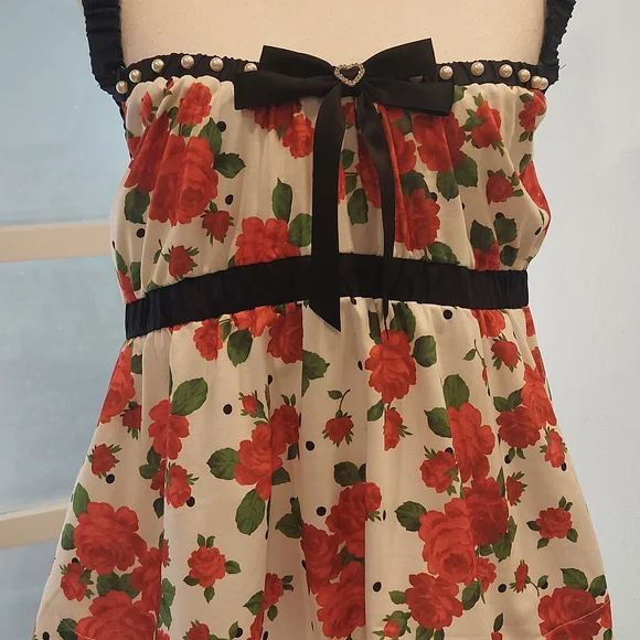 Chic Floral Women's Blouse with Black Accents - Picture 1 of 8